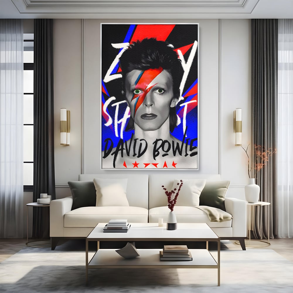Tablou canvas cu tablou portret david bowie cu fulger, in rama de aluminiu argintiu, pe perete intr-un living